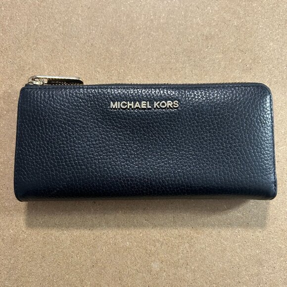 Michael Kors Jet Set Travel Wallet w/ Zip & Storage - Picture 1 of 8